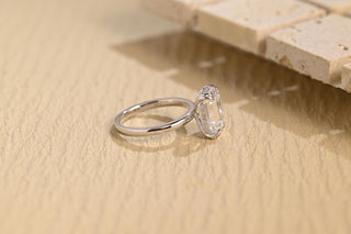 Anillo de compromiso con halo oculto de moissanita de talla esmeralda de 2,0 CT a 3,0 CT