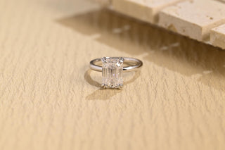 Bague de fiançailles avec halo caché de diamants en moissanite taille émeraude de 2,0 à 3,0 ct