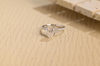 Anillo de compromiso con pavé de diamantes y engaste de tulipán y moissanita de talla pera de 1,0 CT a 2,0 CT