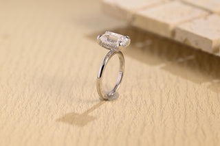 Bague de fiançailles avec halo caché de diamants en moissanite taille émeraude de 2,50 à 3,0 ct