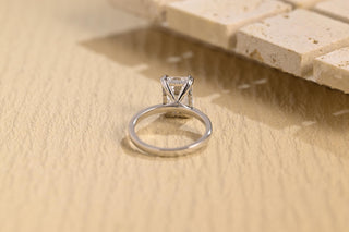 Anillo de compromiso con halo oculto de moissanita de talla esmeralda de 2,50 ct a 3,0 ct