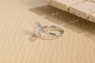 Bague de fiançailles avec halo caché de diamants en moissanite taille émeraude de 2,50 à 3,0 ct