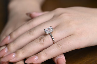 Bague de fiançailles avec halo caché de diamants en moissanite taille émeraude de 2,50 à 3,0 ct