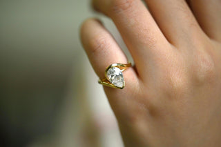 Anillo de compromiso con diamante bypass de moissanita de talla pera de 1,50 ct a 2,50 ct