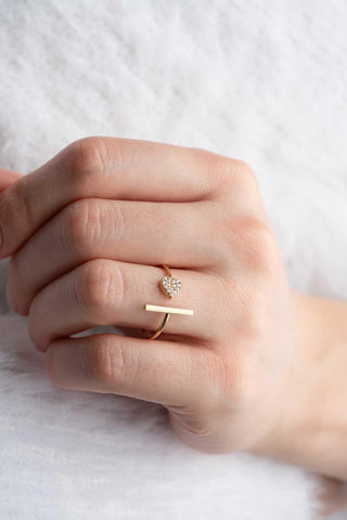 Bague en forme de petit cœur et barre avec diamants taille ronde pour femme