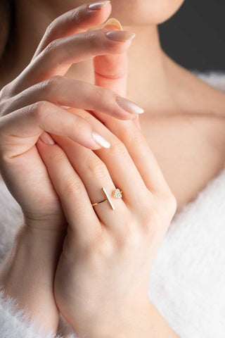 Bague en forme de petit cœur et barre avec diamants taille ronde pour femme