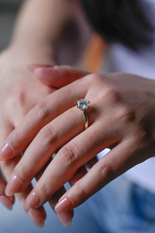 Anillo de compromiso con diamante solitario de moissanita de talla redonda de 2,0 ct a 3,0 ct