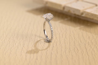 Anillo de compromiso con pavé de diamantes y engaste de tulipán y moissanita de talla pera de 1,0 CT a 2,0 CT