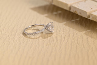 Anillo de compromiso con pavé de diamantes y engaste de tulipán y moissanita de talla pera de 1,0 CT a 2,0 CT