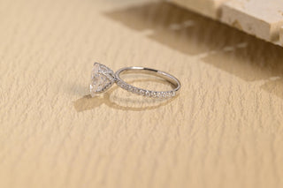 Anillo de compromiso con pavé de diamantes y engaste de tulipán y moissanita de talla pera de 1,0 CT a 2,0 CT