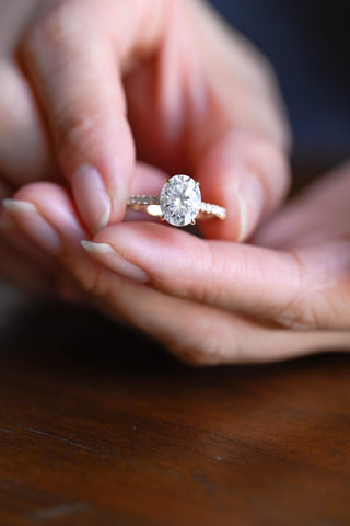 Bague de fiançailles avec halo caché en diamant et moissanite taille ovale de 1,50 à 2,50 ct