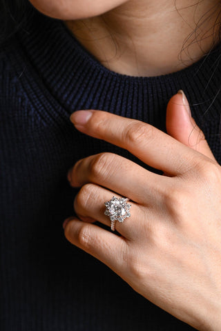 Anillo de compromiso con halo floral de diamantes de moissanita de talla ovalada de 1,0 CT a 2,0 CT