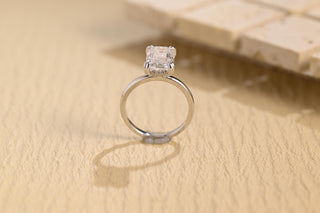 Anillo de compromiso con halo oculto de moissanita de talla esmeralda de 2,50 ct a 3,0 ct