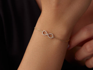 Pulsera de diamantes de talla redonda con diseño infinito como regalo de San Valentín