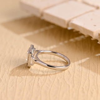 Anillo de compromiso con halo de diamantes engastados en canal de moissanita de talla esmeralda de 1,0 CT a 2,0 CT