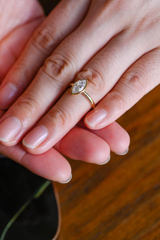 Anillo de compromiso con bisel de diamantes y moissanita de talla marquesa de 1,50 ct a 2,50 ct