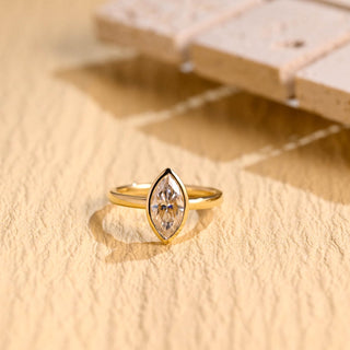 Anillo de compromiso con bisel de diamantes y moissanita de talla marquesa de 1,50 ct a 2,50 ct