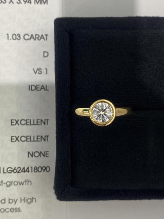 Anillo de compromiso con diamantes de moissanita de talla redonda engastados en bisel de 1,0 CT a 2,0 CT