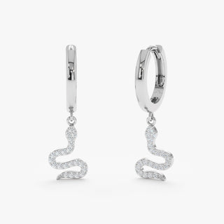 Pendientes Huggies con dije de serpiente y diamantes de talla redonda para mujer