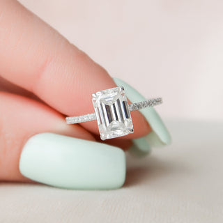 Bague de fiançailles en moissanite avec halo caché et pavé de 3,0 ct taille émeraude