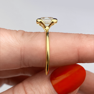 Anillo de compromiso Asscher de moissanita con solitario y bisel apilable de 2 quilates 