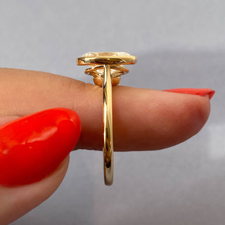 Anillo de compromiso de moissanita con engaste en bisel ovalado de 2 quilates