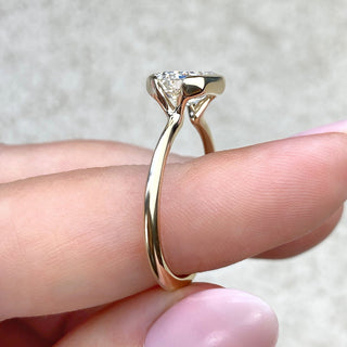 Bague de fiançailles en moissanite solitaire à demi-lunette avec émeraude 2CT-4CT 