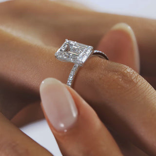 Bague de fiançailles avec centre en émeraude 2 carats et solitaire pavé français de 1,5 mm en moissanite 