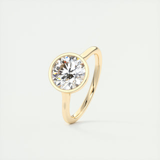 Bague de fiançailles solitaire en moissanite à taille ronde de 2 carats sertie d'une lunette 