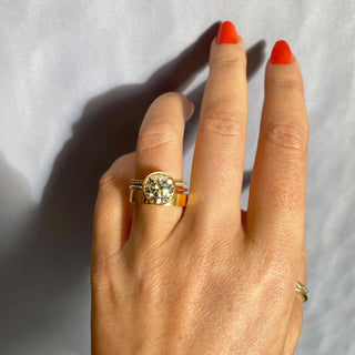 Bague de fiançailles solitaire en moissanite à taille ronde de 2 carats sertie d'une lunette 