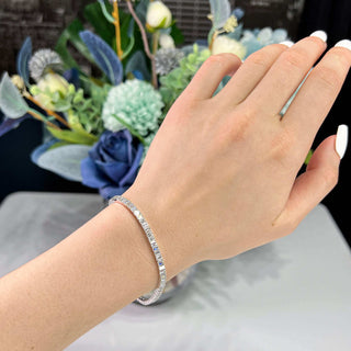 Bracelet tennis en or blanc avec diamants et moissanite taille émeraude