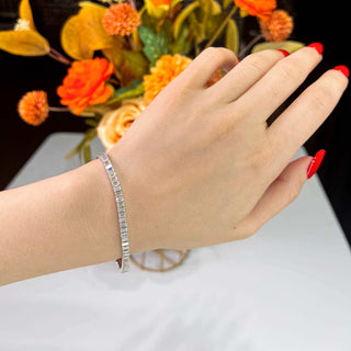 Bracelet tennis en or blanc avec diamants et moissanite taille émeraude pour elle