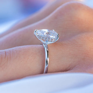 Anillo de compromiso con halo oculto de diamantes y moissanita en forma de pera de 1,33 quilates