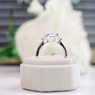 Bague de fiançailles à trois pierres en or blanc 18 carats avec moissanite radiante sertie cathédrale de 2,50 ct