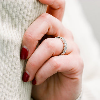 Alianza de boda de eternidad completa con bisel de talla brillante redonda 