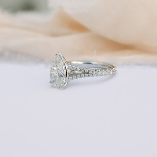 Anillo de compromiso con diamante de corte en forma de pera y cuerpo dividido de moissanita de 2,50 quilates 