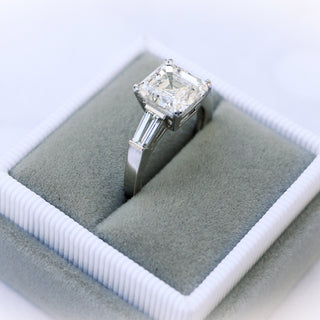 Bague de fiançailles solitaire en diamant et moissanite à trois pierres Asscher de 1,75 ct