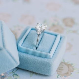 Bague de fiançailles en diamants à trois pierres en moissanite avec coussin allongé de 2,50 ct