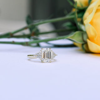 Bague de fiançailles avec diamants trillion en moissanite taille émeraude de 1,5 ct 