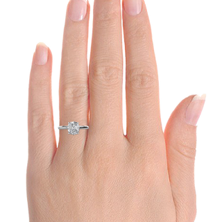 Bague de fiançailles avec solitaire en diamant et moissanite à coussin serti cathédrale de 1,80 ct