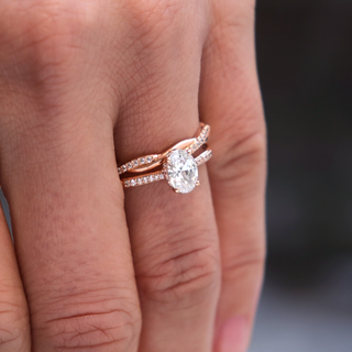 Anillo de compromiso con pavé de diamantes y moissanita con halo oculto ovalado de 0,84 quilates para mujer