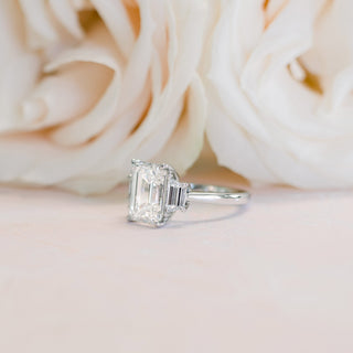 Bague de fiançailles en diamants à trois pierres en moissanite taille émeraude de 2,75 ct sertie de cathédrale pour femme