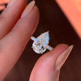 Anillo de compromiso de cinco puntas con diamantes de moissanita pavé en forma de pera de 0,94 quilates