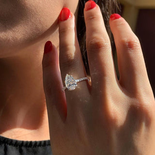 Anillo de compromiso pavé de diamantes y moissanita con halo oculto en forma de pera de 2,10 quilates