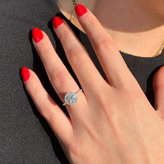 Bague de fiançailles en or massif avec halo de diamants et moissanite ronde pavée de 1,0 ct