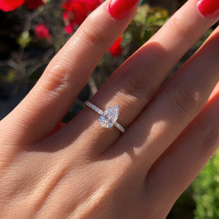 Bague de fiançailles en moissanite à halo caché de taille poire de 2,10 ct