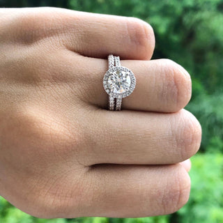 Bague de fiançailles en moissanite à taille ronde et pavée de halo de 1,5 ct