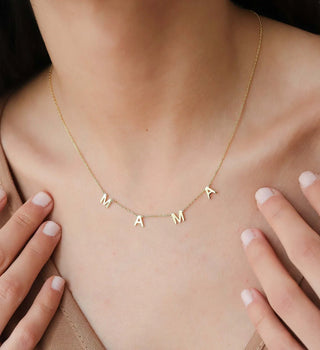 Collar de oro con la letra del nombre "Mamá" para mujer