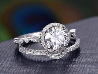 Ensemble de bagues de mariage en moissanite à taille ronde et halo pavé de 1,5 ct