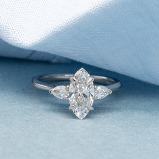 Bague de fiançailles à trois diamants en moissanite taille marquise 